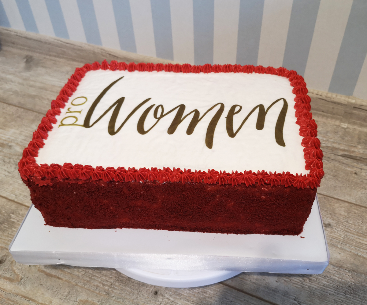Торт с логотипом «Women»